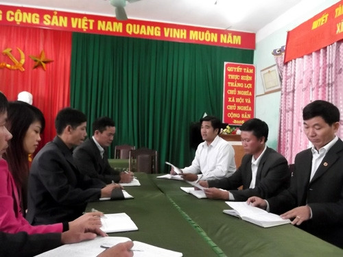 Cán bộ xã Tả Nhìu họp triển khai nhiệm vụ.