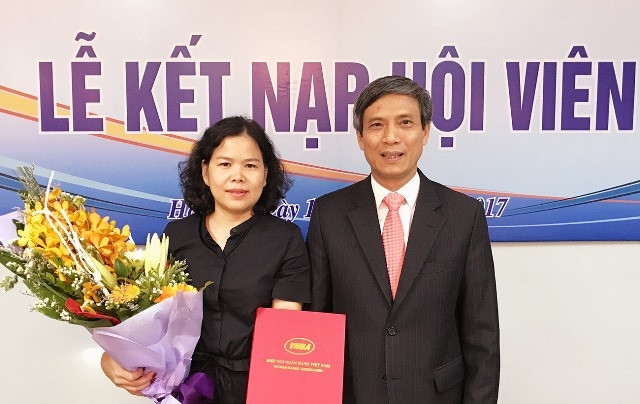 Bà Trương Cẩm Thanh, Giám đốc ZION và ông Nguyễn Toàn Thắng – Tổng thư ký Hiệp hội ngân hàng Việt Nam.