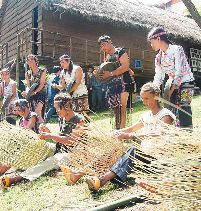 Cảnh sinh hoạt của đồng bào Mạ - Cát Tiên hôm nay. Ảnh: THIẾU LĂNG