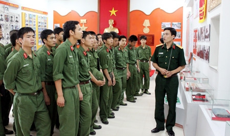 Chiến sĩ Trung đoàn 148, Sư đoàn 316 (Quân khu 2) học tập truyền thống.