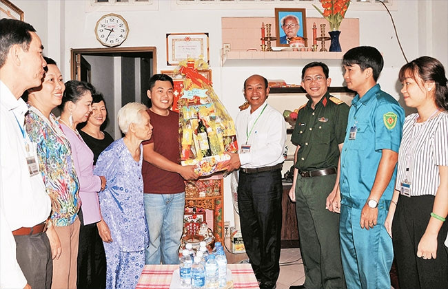 Đại diện chính quyền địa phương, cơ quan quân sự quận Tân Phú thăm hỏi, động viên gia đình thanh niên chuẩn bị nhập ngũ năm 2018.