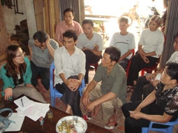 Nhân dân xã Thành Công cung cấp thông tin cho phóng viên.