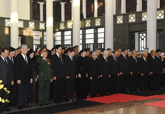 Đoàn Ban Chấp hành Trung ương Đảng Cộng sản Việt Nam do đồng chí Nguyễn Phú Trọng, Tổng Bí thư Ban Chấp hành Trung ương Đảng làm Trưởng đoàn, viếng đồng chí Đỗ Mười.