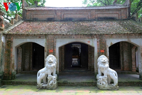Đôi sư tử đá không phù hợp với kiến trúc truyền thống của đền Bà Tấm (huyện Gia Lâm, Hà Nội).