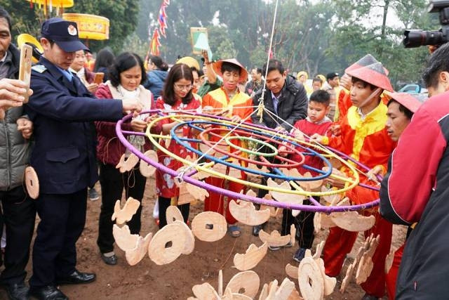Trang trí cây nêu tại Hoàng thành Thăng Long (Hà Nội).
