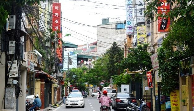 Hàng loạt biển quảng cáo tiếng Hàn trên phố Hoàng Ngân.