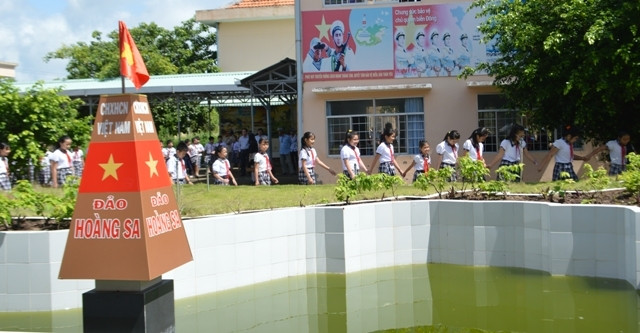 Mô hình cột mốc chủ quyền quần đảo Trường Sa trong khuôn viên Trường tiểu học Hộ Phòng A (thị xã Giá Rai, Bạc Liêu).