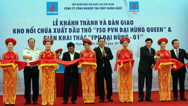 Phó Thủ tướng Hoàng Trung Hải cắt băng khánh thành Kho nổi chứa xuất dầu thô.