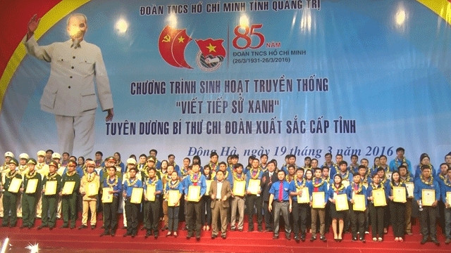 Trao giấy chứng nhận cho 85 Bí thư chi Đoàn xuất sắc ở Quảng Trị.