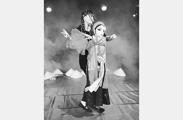 NSƯT Thủy Tiên biểu diễn tiết mục rối cạn.