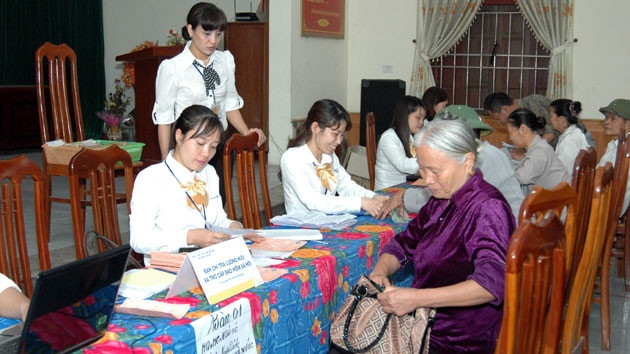 Chi trả lương hưu tại xã Tản Hồng, huyện Ba Vì, TP Hà Nội