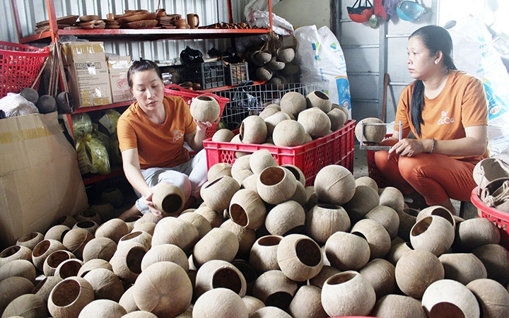 Chế tác sản phẩm từ gáo dừa tại Công ty TNHH Tùng Phát Vina.