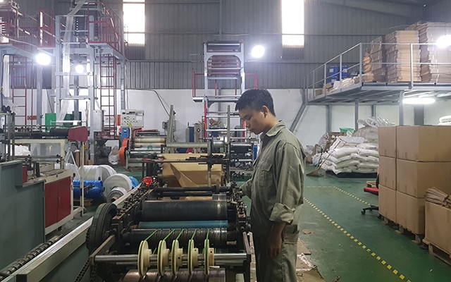 Dây chuyền thiết bị sản xuất các loại túi đựng rác tự hủy từ nhựa phế thải tại Công ty TNHH Công nghệ và Dịch vụ thương mại Lạc Trung.