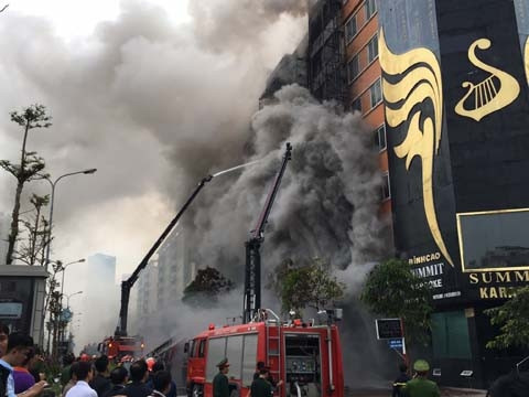 Hiện trường vụ cháy trên phố Trần Thái Tông, phường Dịch Vọng Hậu, quận Cầu Giấy, Hà Nội. (Ảnh: HOÀNG HÀ/ QUANG HUY)