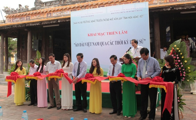 Cắt băng khai mạc triển lãm.