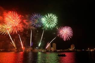 Màn trình diễn pháo hoa của đội
Bồ Đào Nha- Thanh Lộc.