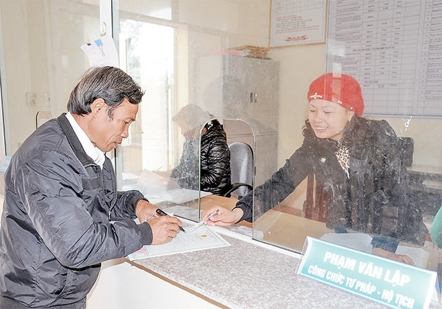 Thái độ niềm nở, thân thiện và lịch sự của cán bộ công chức khi giao tiếp sẽ tạo thiện cảm với người dân. Ảnh: Quang Minh