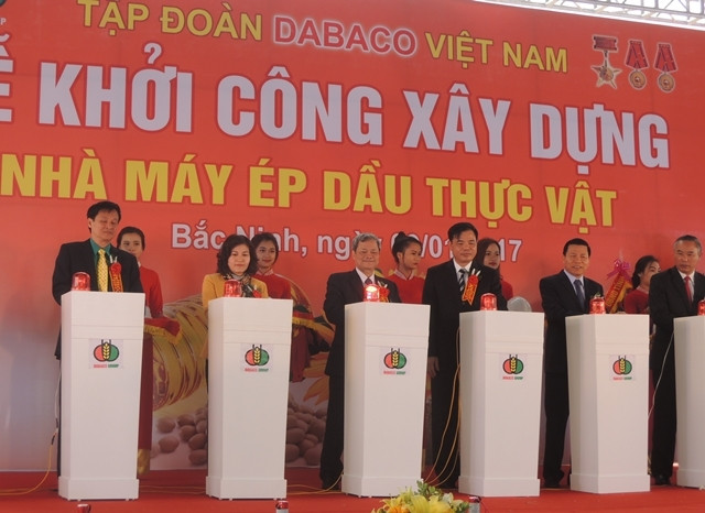 Bộ trưởng Nông nghiệp và Phát triển nông thôn Nguyễn Xuân Cường cùng các đại biểu bấm nút khởi công xây dựng Nhà máy ép dầu thực vật DABACO.