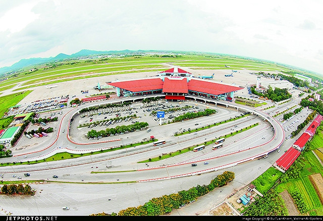 Cảng hàng không quốc tế Nội Bài (Hà Nội), trước là sân bay Đa Phúc.