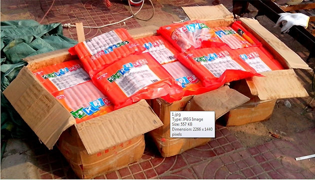 Xúc xích nhập lậu bị Hải quan Lào Cai bắt giữ, tiêu hủy.