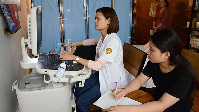 Các bác sĩ khám, chữa bệnh miễn phí tại quán cà-phê Mơ phố vào sáng thứ bảy hằng tuần.