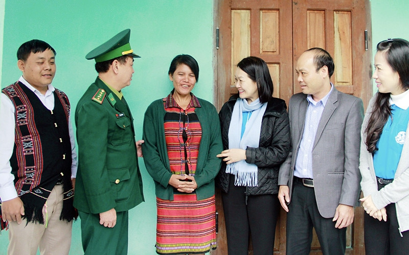 Ðại diện Hội LHPN Việt Nam, Bộ Tư lệnh Bộ đội Biên phòng trao “Mái ấm tình thương” tặng hội viên phụ nữ nghèo ở xã A Ngo, huyện Ða Krông.