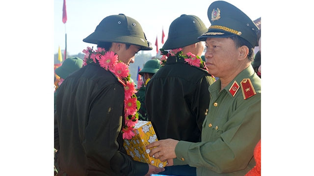 Thiếu tướng Bùi Văn Sơn tặng quà thanh niên dân tộc lên đường nhập ngũ.