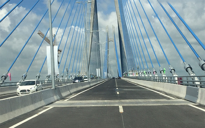 Thông xe cầu Vàm Cống nối đôi bờ sông Hậu.