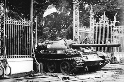 Xe tăng của Quân đoàn 2 Quân giải phóng tiến vào Dinh Độc Lập ngày 30-4-1975. Ảnh tư liệu