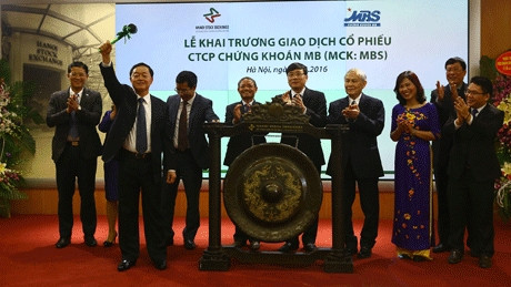 Ông Lê Hữu Đức, Chủ tịch HĐQT Ngân hàng TMCP Quân đội đánh cồng khai trương phiên giao dịch của cổ phiếu niêm yết MBS.