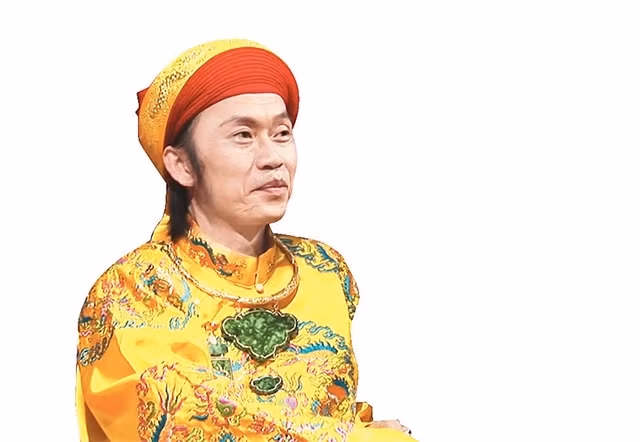 NSƯT Hoài Linh trong một giá hầu.