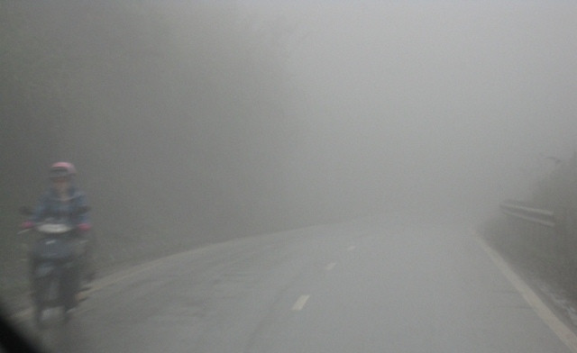 Sáng 24- 1, đèo Gió trên quốc lộ 3 thuộc huyện Ngân Sơn, Bắc Cạn mưa và sương mù dày ảnh hưởng an toàn giao thông