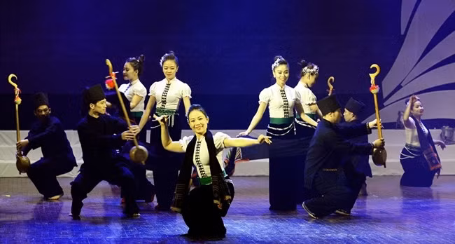 Một tiết mục múa dân gian của dân tộc Thái. Ảnh: THANH HÀ