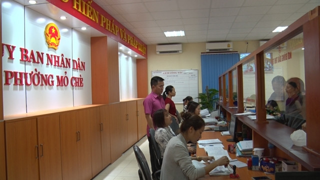 Cán bộ, công chức tại bộ phận một cửa phường Mỏ Chè, thành phố Sông Công (tỉnh Thái Nguyên) luôn học tập Bác từ chính nhiệm vụ hằng ngày. Ảnh: NGUYÊN NGỌC