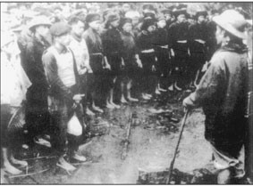 Bác Hồ nói chuyện với Anh chị em TNXP làm<br>nhiệm vụ sửa đường phục vụ<br>Chiến dịch Biên giới (1951)