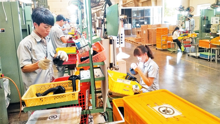 Công nhân sản xuất phụ tùng ô-tô tại Công ty TNHH Một thành viên cao-su Thống Nhất, huyện Củ Chi.