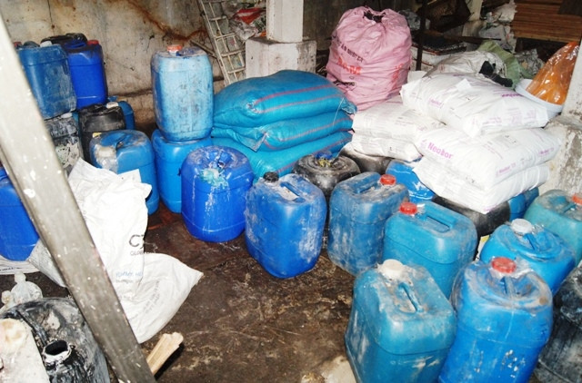 Nước tro và hàn the phát hiện tại cơ sở.