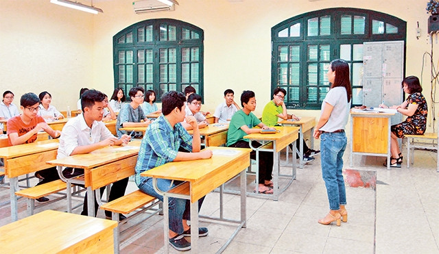 Học sinh tham dự kỳ thi tuyển sinh lớp 10 tại Trường THPT Chu Văn An. Ảnh: PHẠM HÙNG