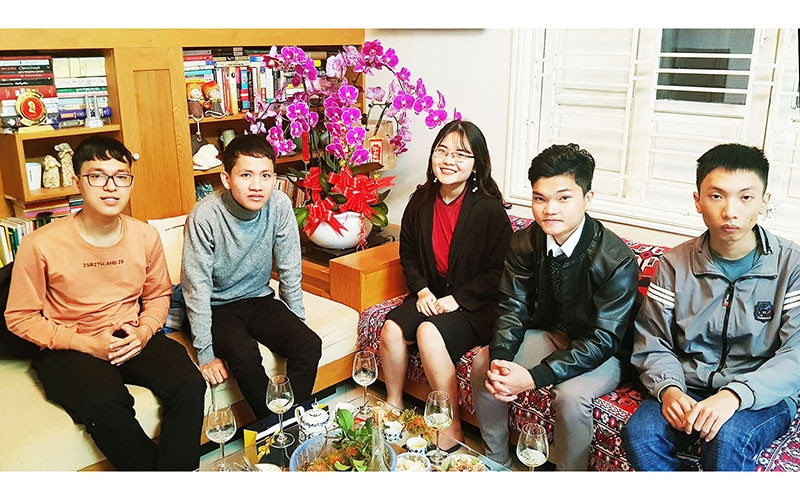 Năm em Nhật Thiên, Đình Sáng, Thu Thủy, Xuân Đăng và Văn Hoàng (từ trái qua) trong số những cá nhân vinh dự được nhận giải thưởng Bùi Dục Tài lần này.