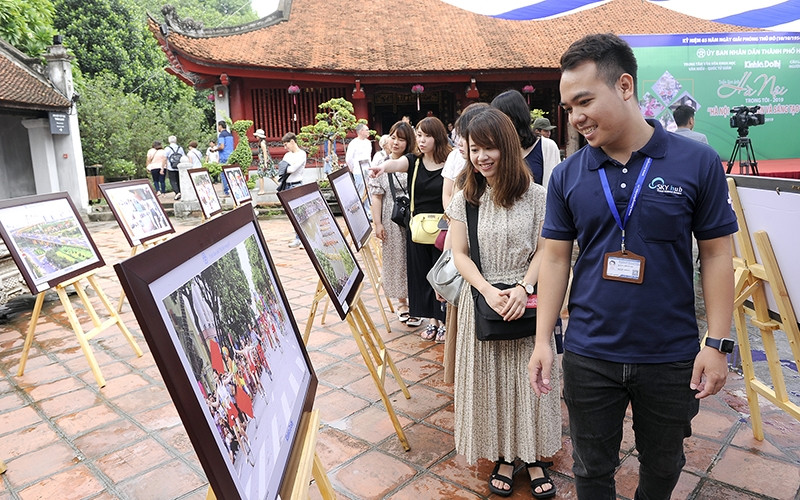 Khách tham quan triển lãm ảnh “Hà Nội trong tôi”. Ảnh: ÐĂNG KHOA