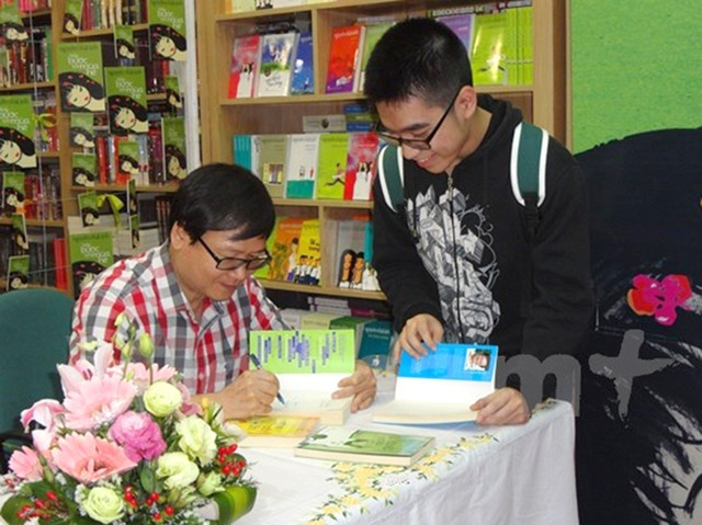 Nhà văn Nguyễn Nhật Ánh ký sách tặng các độc giả trẻ, sáng 1-3-2015.