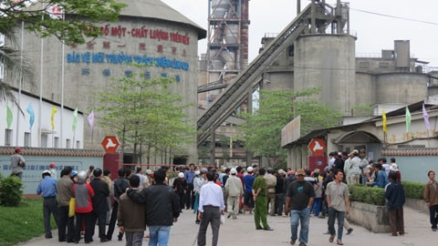 Dân bức xúc bao vây Nhà máy xi-măng Luks sáng 7-3.