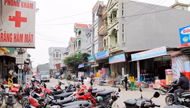 Trước cổng chợ Lầm, cảnh quan không khác mấy một tuyến phố ở đô thị.