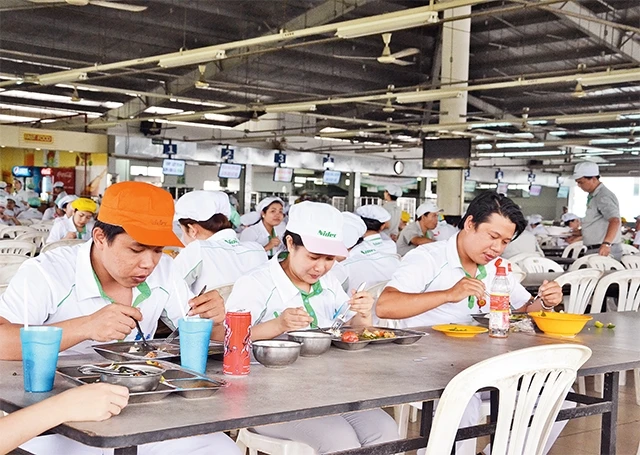 Công ty TNHH Nidec Việt Nam chú trọng cung cấp suất ăn an toàn cho công nhân, người lao động.