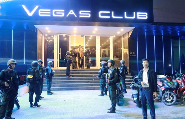 Mặt tiền quán bar Vegas (81 Bà Triệu, TP Huế) bị phong tỏa lúc rạng sáng.
