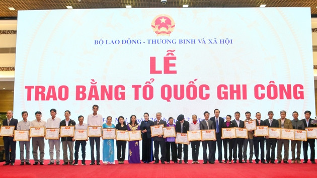 Chủ tịch Quốc hội Nguyễn Thị Kim Ngân và Bộ trưởng Đào Ngọc Dung trao Bằng Tổ quốc ghi công cho thân nhân, gia đình liệt sĩ.