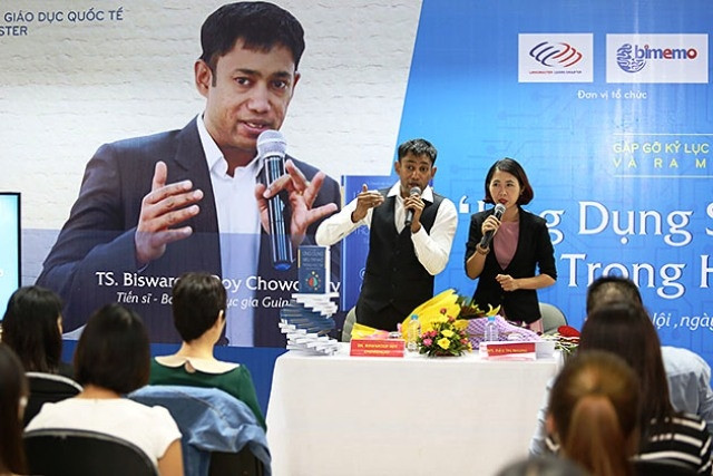 Tiến sĩ, bác sĩ, Kỷ lục gia trí nhớ Biswaroop (áo trắng) chia sẻ các bí quyết rèn luyện trí nhớ