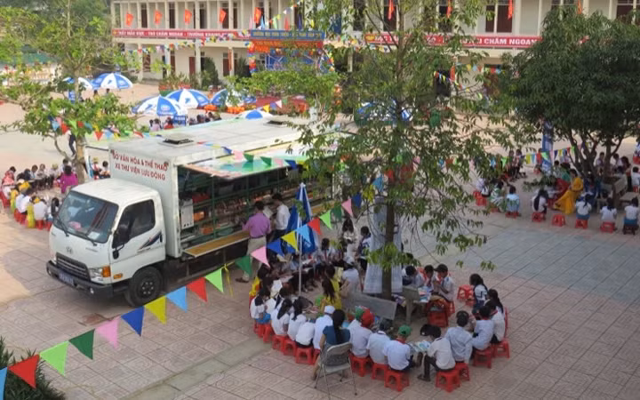 Một chuyến xe ô-tô thư viện lưu động phục vụ học sinh vùng cao.