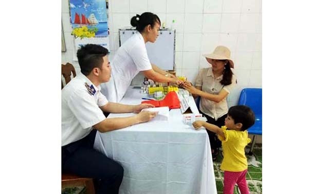 Khám chữa bệnh miễn phí cho cán bộ, chiến sĩ và nhân dân trên đảo Bạch Long Vĩ