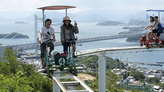 Tàu lượn chạy bằng... bàn đạp